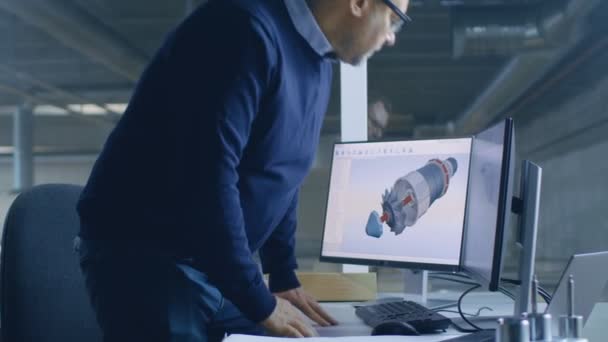 Главный инженер-мужчина сидит на своем рабочем месте с включенным персональным компьютером и начинает проектирование 3D турбины / двигателя модели с помощью программного обеспечения Cad . — стоковое видео