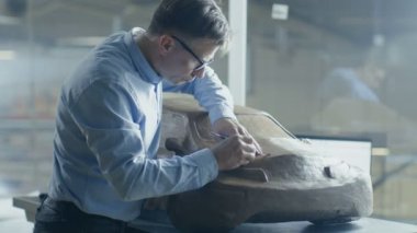 Komisyon ile profesyonel otomotiv tasarımcısı futuristik araba modeli hamuru Clay Sculpts. O bir büyük araba fabrikasında bulunan özel bir stüdyoda çalışıyor.