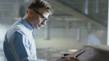 Şef otomotiv tasarımcısı komisyon ile hamuru kil modelden futuristik araba Sculpts. O bir büyük araba fabrikasında bulunan özel bir stüdyoda çalışıyor.