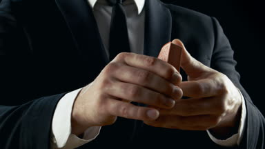 Uygun bir sihirbazın Close-Up performanslı kart numarası eller. Atma ve kartlar havada yakalamak. Arka plan siyahtır. El çabukluğu. Ağır çekim.