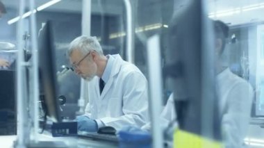 Aşağıdaki Shot büyük bir laboratuvar / Tıp Merkezi nerede bilim adamları araştırma / deneyler.