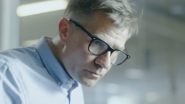 Close-up Shot of Senior Automotive Designer with Rake Sculpts Futuristic Car Model da Plasticine Clay. Ele trabalha em um estúdio especial localizado em uma grande fábrica de carros . — Vídeo de Stock