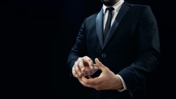 Close-up of a Magician 's Hands Performing Card Trick. Lanzar y coger cartas en el aire. El fondo es negro. Moción lenta . — Vídeo de stock