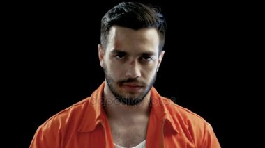 Bir sertleştirilmiş ceza yüz yüzüne Yakınlaştır. Yüzü çürük, o görünüyor öfkeyle kameraya ki. Arka plan izole siyahtır. 