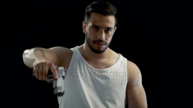 Agresif adam bir yüz giyen Singlet bereli, amaçları O'nun silah kamera ve bununla Threatens. Arka plan izole siyahtır,