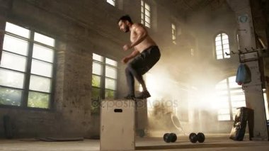 Atletik gömleksiz uygun adam enerjik kutusunu atlar spor salonunda Hardcore çapraz Fitness Eğitim Program parçası yapıyor. Biri terli yoğun egzersiz / egzersiz, spor salonu sanayi fabrikası konumu.