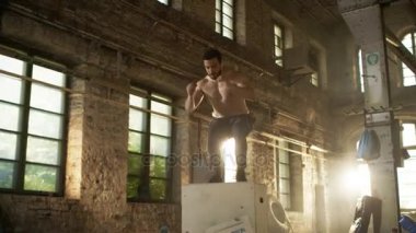 Atletik gömleksiz uygun adam enerjik Hardcore spor salonunda kutusunu atlar. Biri terli yoğun egzersiz / egzersiz, spor salonu güzellikte terk edilmiş fabrikası yer alan.