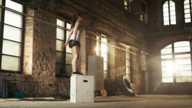 Uygun atletik kadın atlar ıssız fabrika spor salonunda boks. Yoğun egzersiz Fitness bölümü, Her günlük çapraz olduğunu / Fitness eğitim programı.