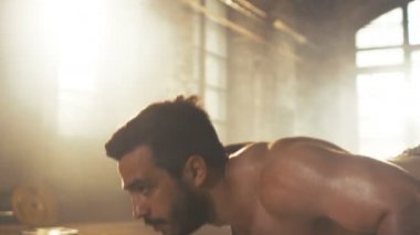Ter içinde kaplı kas gömleksiz adam şınav salona Remodeled terkedilmiş bir fabrikada yapar. Onun çapraz Fitness Egzersiz parçası / yoğun aralığı eğitim.