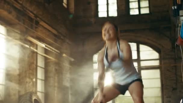 Αθλητική γυναίκα ενεργά σε ένα γυμναστήριο ασκήσεις με σχοινιά μάχη κατά τη διάρκεια της πολλαπλής Γυμναστήριο προπόνηση υψηλής έντασης διάστημα κατάρτισης. Αυτή είναι η μυϊκή και Sweaty, γυμναστήριο είναι στο εγκαταλειμμένο εργοστάσιο. — Αρχείο Βίντεο