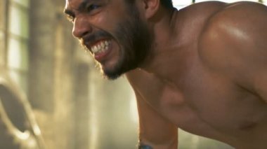 Ter içinde kaplı kas gömleksiz adam şınav salona Remodeled terkedilmiş bir fabrikada yapar. Bölüm-in onun Fitness Egzersiz çapraz / Fitness Eğitim çapraz.