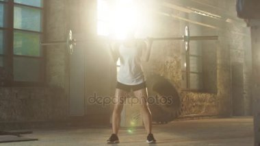Spor giyim ağır halter kaldırıyor ve yapar ağız kavgası onunla bir bölümü, Her çapraz Fitness Eğitim rutin olarak güçlü atletik kadında. Spor salonu yenilenmiş fabrikasında mı.