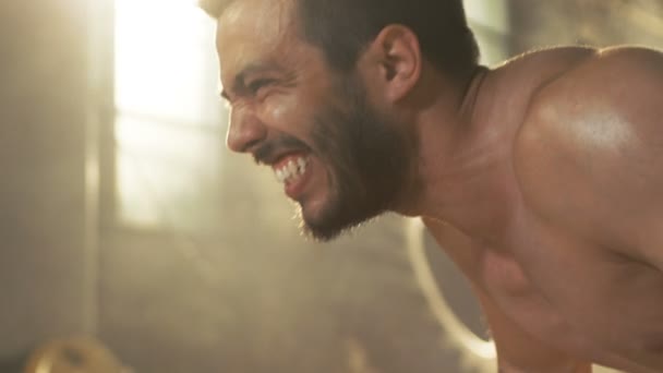 Primer plano de un hombre musculoso sin camisa cubierto de sudor haciendo flexiones en una fábrica abandonada remodelado en el gimnasio. Parte de su entrenamiento Cross Fitness / Entrenamiento Cross Fitness . — Vídeos de Stock