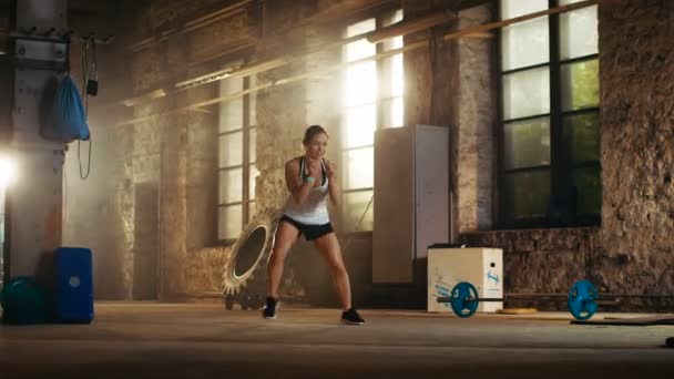 Fit Athletic Woman Does Footwork Running Drill in a Deserted Factory Remodeled into Gym. Exercício Cross Fitness / Treino Destinado a Fortalecer as Pernas, Melhorando Sua Agilidade e Velocidade . — Vídeo de Stock