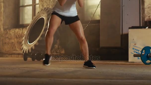 Fit Athletic Woman Does Footwork Running Drill in a Deserted Factory Remodeled into Gym (en inglés). Ejercicio Cross Fitness / Entrenamiento dirigido a fortalecer las piernas, mejorar su agilidad y velocidad . — Vídeo de stock