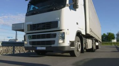 Beyaz yarı kamyon kargo römork ile alan yükleme sanayi dışında sürücüler.