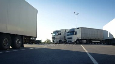 Beyaz yarı kamyon kargo Trailer sürücüler park yeri ve diğer araç parkları ile.