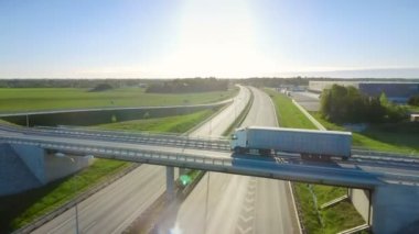 Hava Kargo Trailer geçen otoyol ile beyaz yarı kamyon görünümünü Üstgeçit / Köprü. 18 Wheeler New, yük ambarları arka planda görülmektedir.