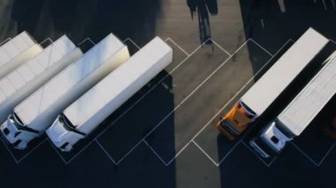 Hava üst görünüm, Park yarı kamyon kargo ile hareketli / onların özel otopark yerleri üzerinde duran buzdolabı römorklar.