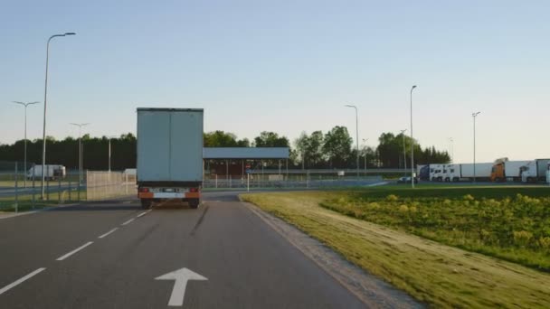 Následná Shot semi-Truck s nákladní přívěs otáčení vlevo na silnici. Vůz se přesune nákladu vykládání skladu oblast. 
