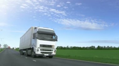 Yolun iki tarafında alanları ile otoyolda hız beyaz yarı kamyon kargo römork ile sürücüler.