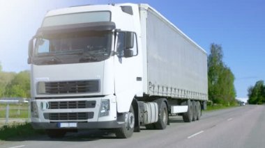 Kamyon sürücüsü O'nun Park beyaz taksi-Over kamyonun dışarı alır. Gün Sunny, sürücü Professional.