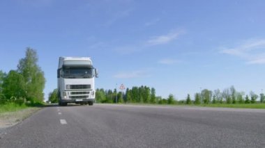 18 Wheeler yarı kamyon boş ülke Road geçer kamerada iplik tekerlekleri sürücüler..