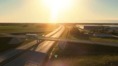 Hava Kargo Trailer geçen otoyol ile beyaz yarı kamyon görünümünü Üstgeçit / Köprü. 18 Wheeler New, yük ambarları arka planda görülmektedir.