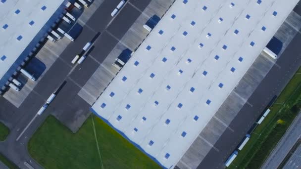 Vue Aérienne Du Haut De L'entrepôt Industriel / Bâtiment De Stockage / Zone De Chargement Avec Des Panneaux Solaires Sur Le Toit Et De nombreux Camions Chargement / Déchargement De Marchandises .