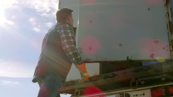 Kamyon şoförü kamyon kargo karavanına kapılarını kapatır. Profesyonel sürücü ağır eldiven giyer. — Stok video