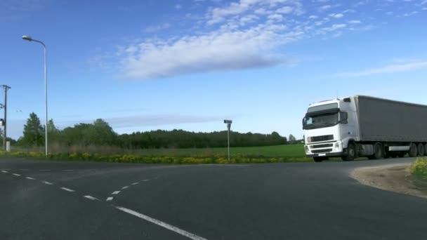 Білий вантажівка з Напівлюкс причепом їзди по сільській дорозі. — стокове відео