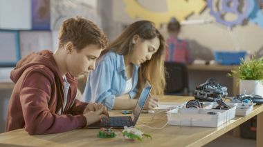 Çocuk programları teknik kısmı proje bilgisayar ve kız ferman