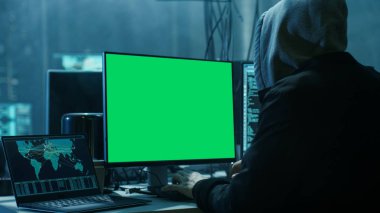 Yakın çekim Shot genç hacker yeşil ekran sahte-u ile çalışma