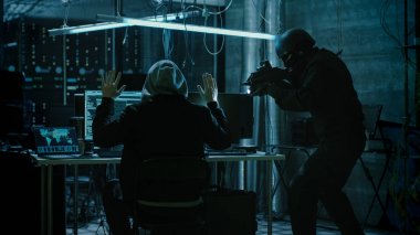 Tam teçhizatlı özel Cybersecurity asker tutuklamalar çok zorlar 
