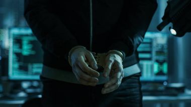 Gizli onun evinde Cyb tarafından kelepçeli Hacker Close-Up