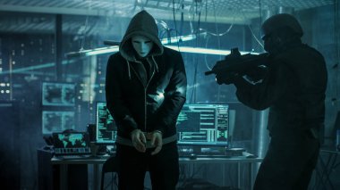 Maskeli Hacker kelepçe takan tamamen silahlı Specia tarafından korunuyor