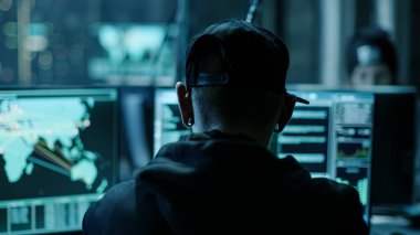 Yakın çekim çerçeve arkasından Hacker Advanc organize çalışma