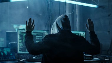 Hacker Rised ile teslim. O tutuklandı. Saklanma karanlık olduğunu 