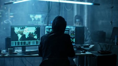 Takım uluslararası istedim genç hacker bulaştırmak sunucuları bir