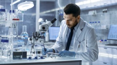 Araştırma bilim adamı gözlemler yazıyor. Yürüten Exper o