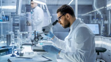 Bir Modern Laboaratory araştırma bilim adamı madde BM inceliyor.