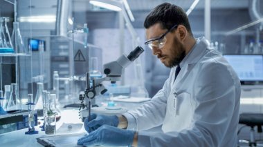 Bir Modern Laboaratory araştırma bilim adamı onun Exper yazıyor.