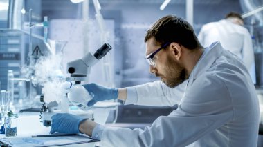 Compou sigara bir kimyasal araştırma laboratuvarı bilim adamı karışımları