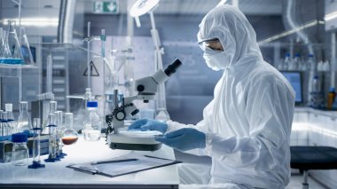 Coverall Condu içinde bir güvenli yüksek düzey laboratuvar bilim adamları