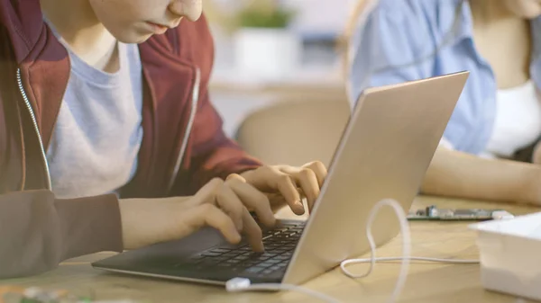 Rapaz inteligente trabalha em um laptop para seu novo projeto em seu com — Fotografia de Stock