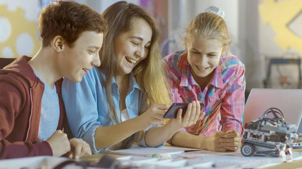 Garçon et deux filles travaillant sur un projet de classe de sciences dans les écoles Wat — Photo