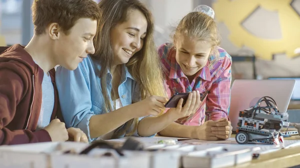 Jongen en twee meisjes werken aan een scholen wetenschap klasse Project Wat — Stockfoto