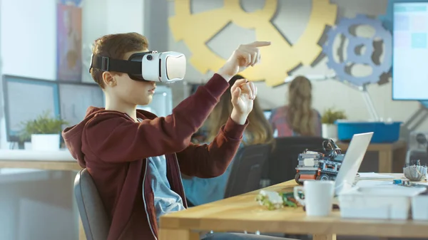A a számítógép tudomány osztály fiú visel virtuális-valóság sisak — Stock Fotó