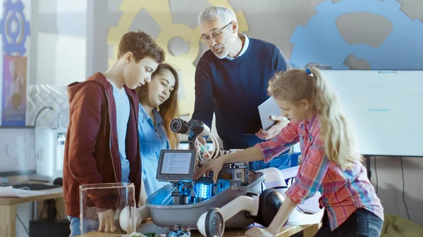 Lärare och hans elever arbeta på en programmerbar Robot med Led filterrengöring — Stockfoto