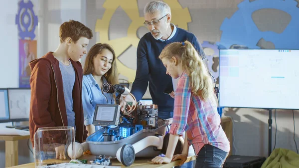 Leraar en zijn leerlingen werken op een Programable Robot met Led Illu — Stockfoto